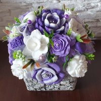 Mila šopek - Vijolična v kvadratnem cvetličnem lončku