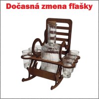 Leseni stol s steklenico